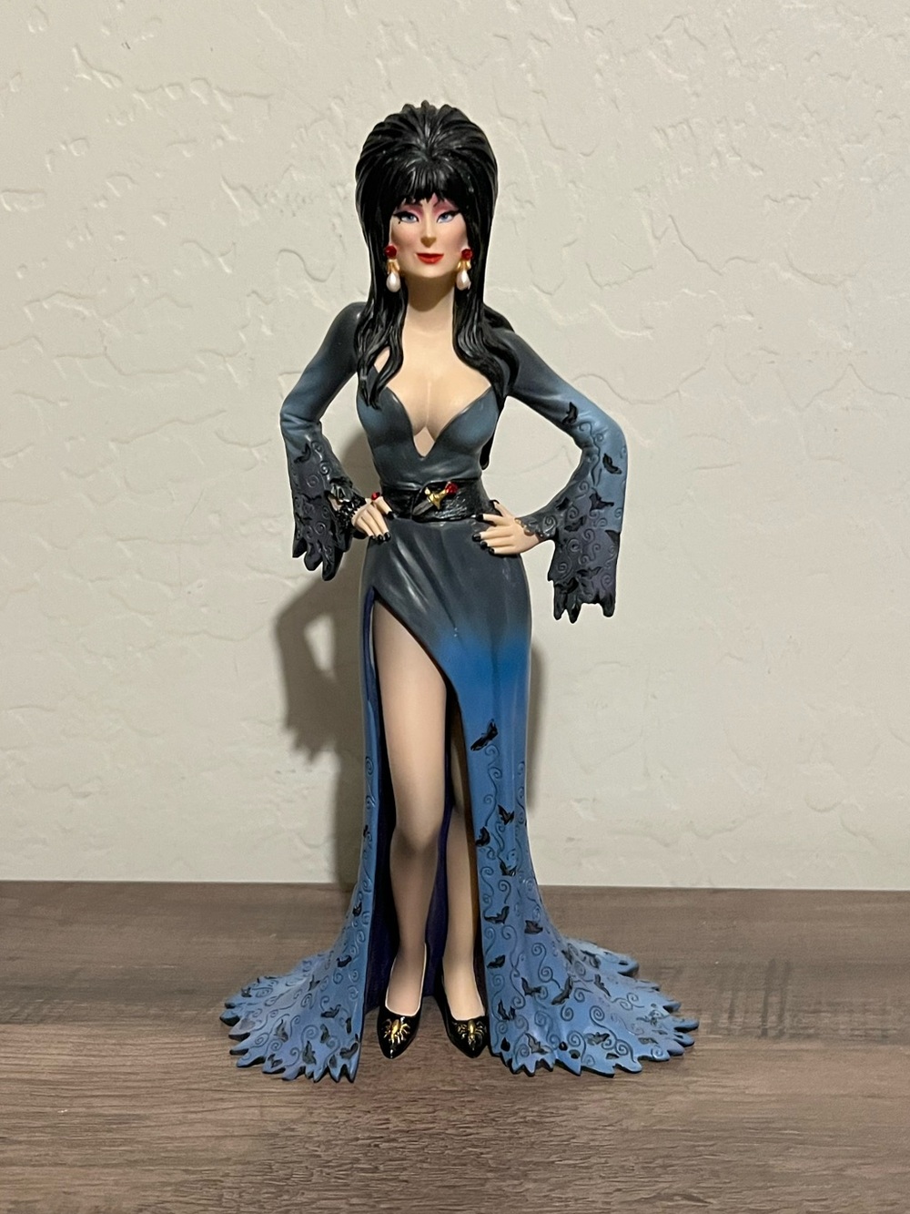 Enesco Couture de Force Elvira Mistress of The Dark Resin Figurine Halloween